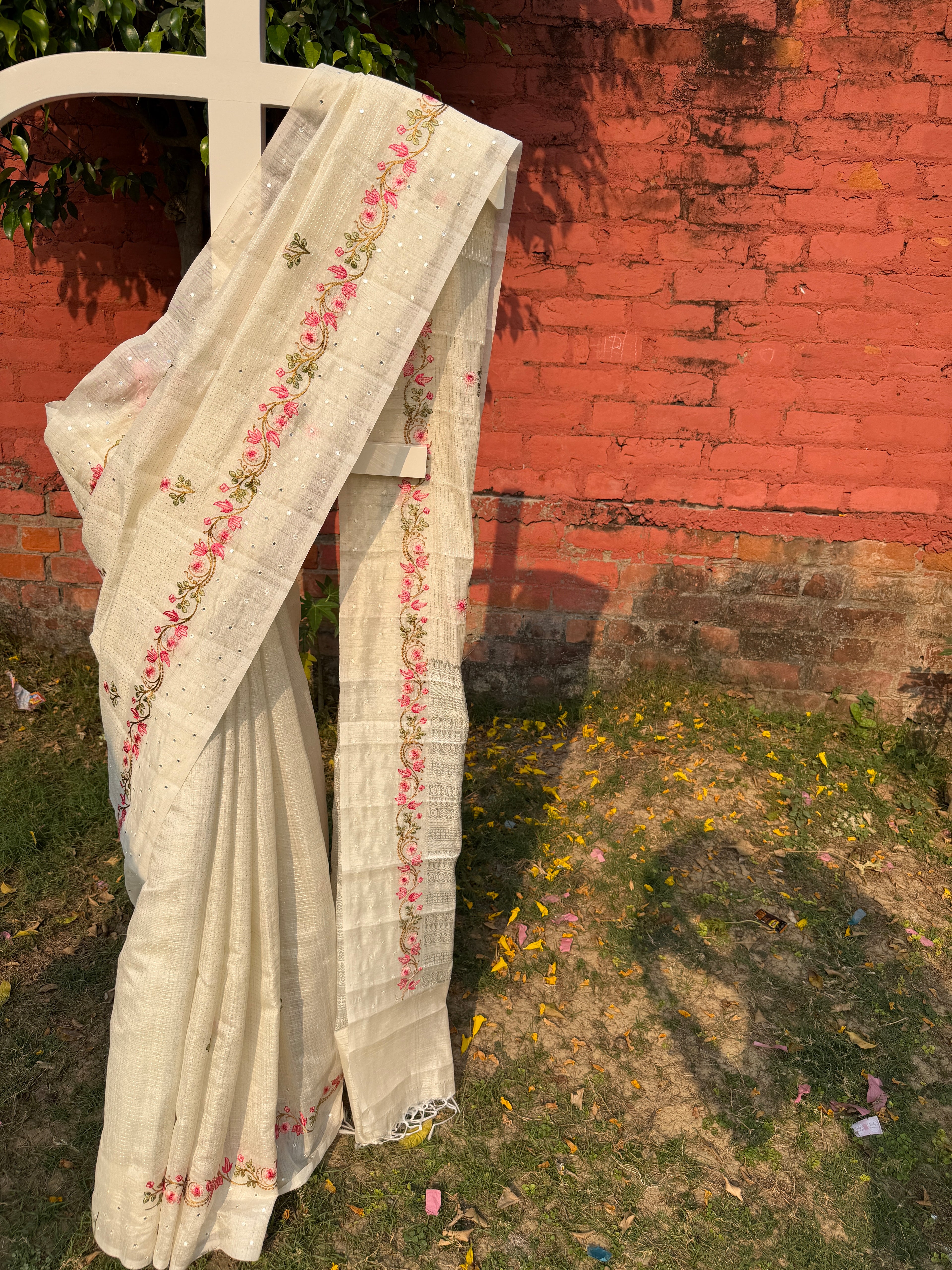 Linen Saree with Floral Embroidery – Off white