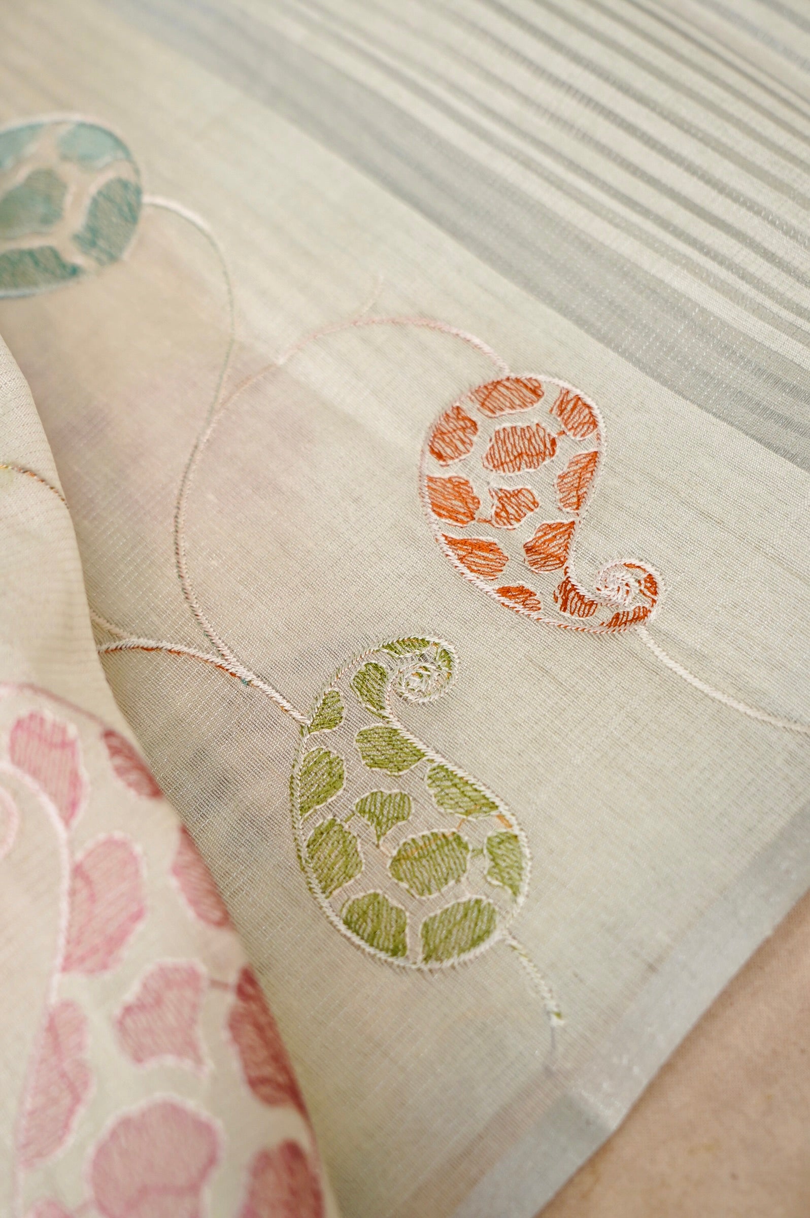 Linen Saree with Paisley Embroidery – Off White