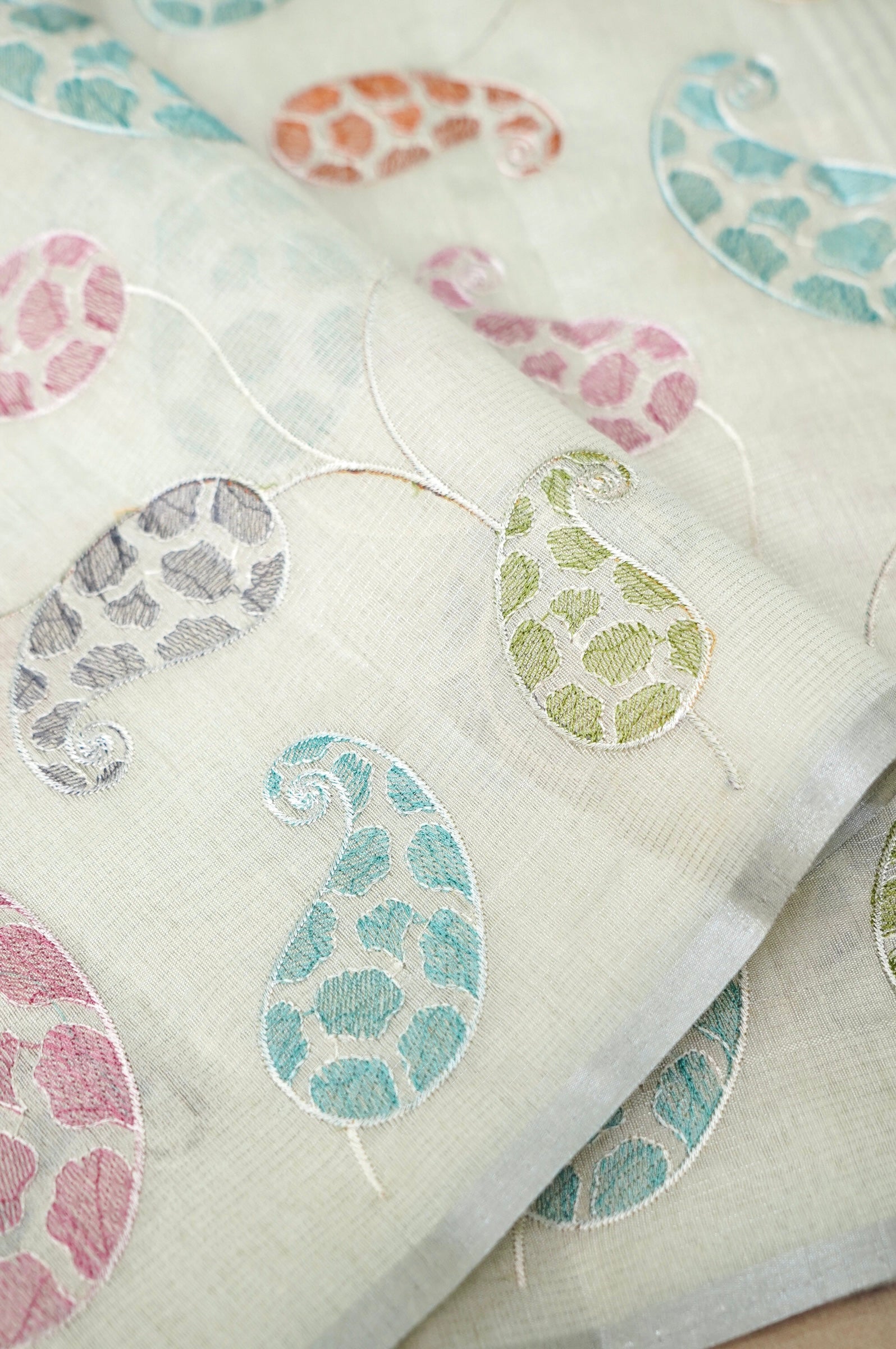 Linen Saree with Paisley Embroidery – Off White