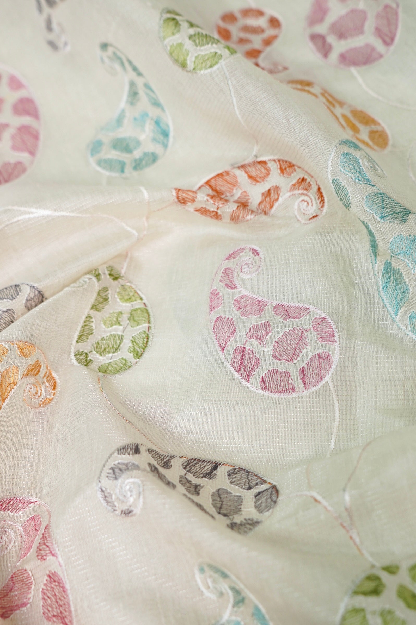 Linen Saree with Paisley Embroidery – Off White