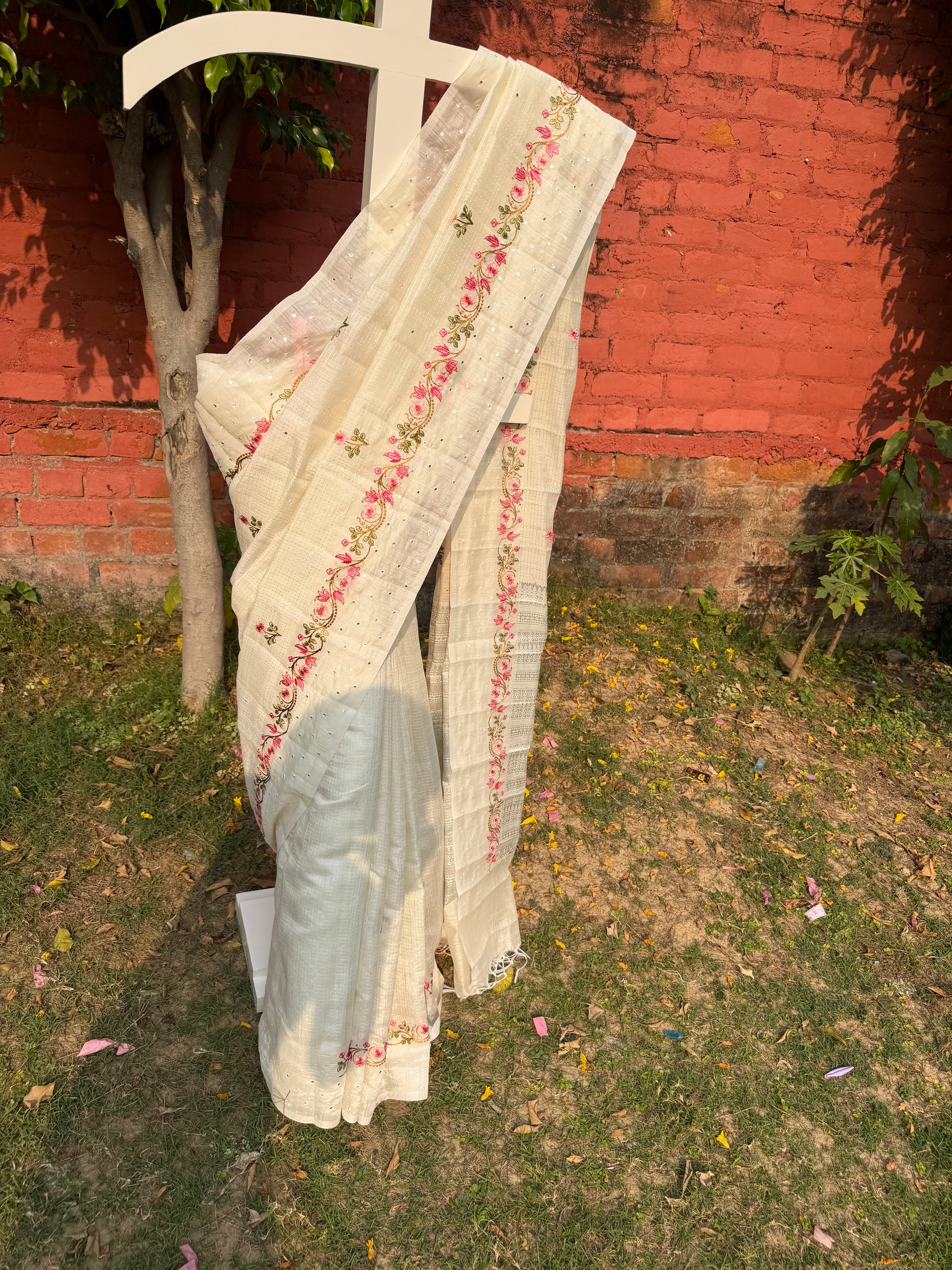 Linen Saree with Floral Embroidery – Off white