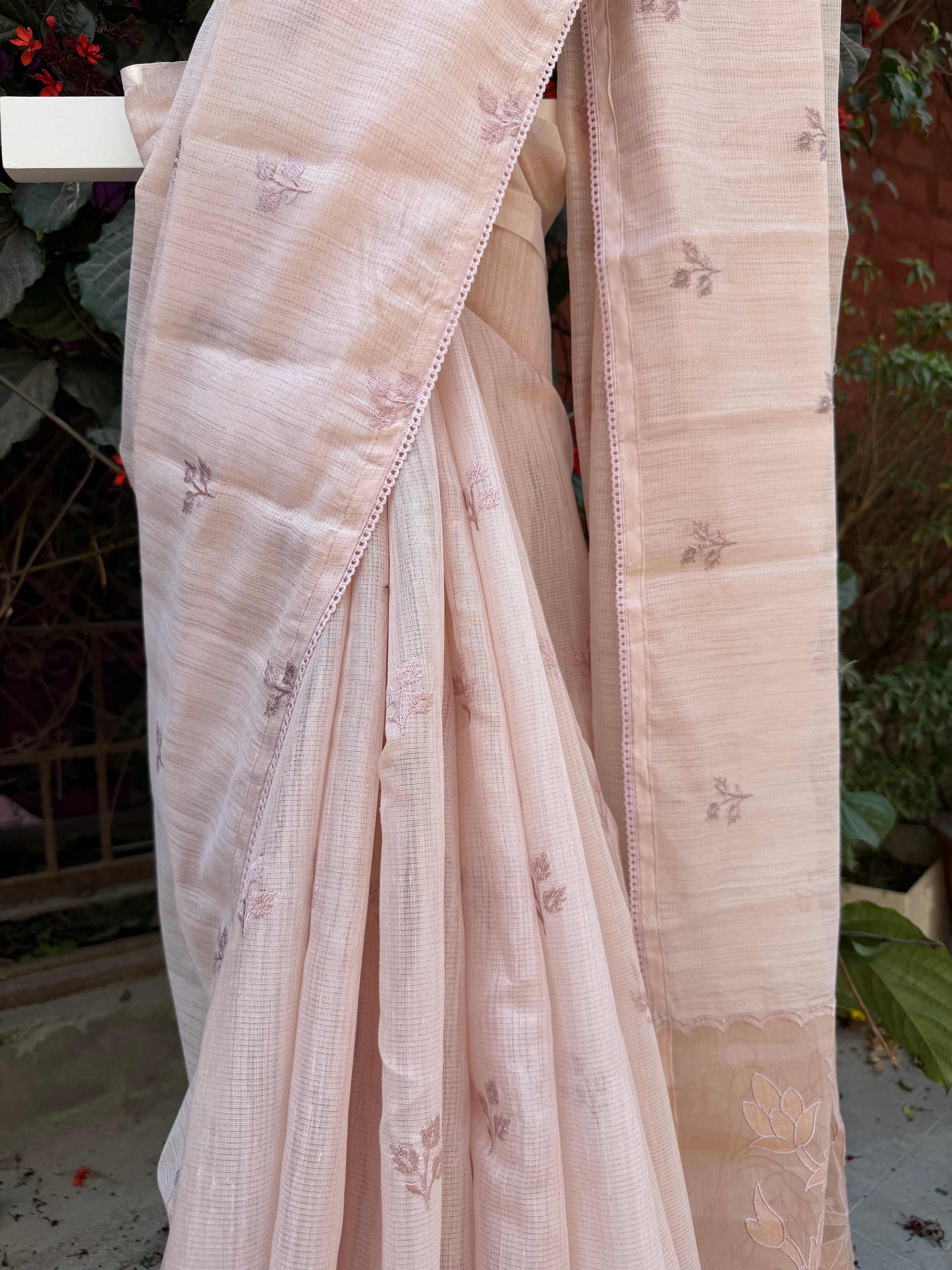 Linen Saree with Appliqué Pallu & Embroidered Body – Peach