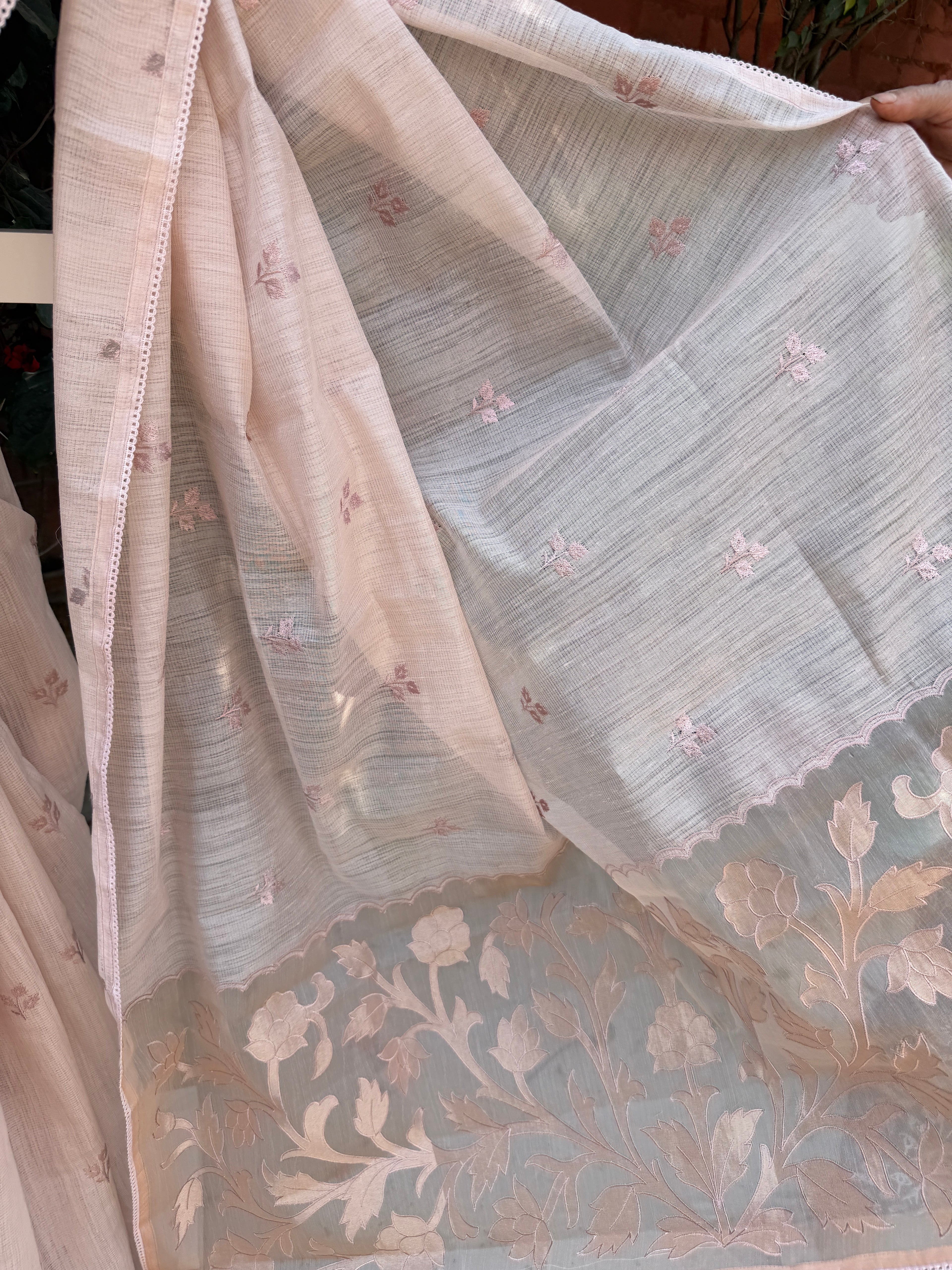 Linen Saree with Appliqué Pallu & Embroidered Body – Peach