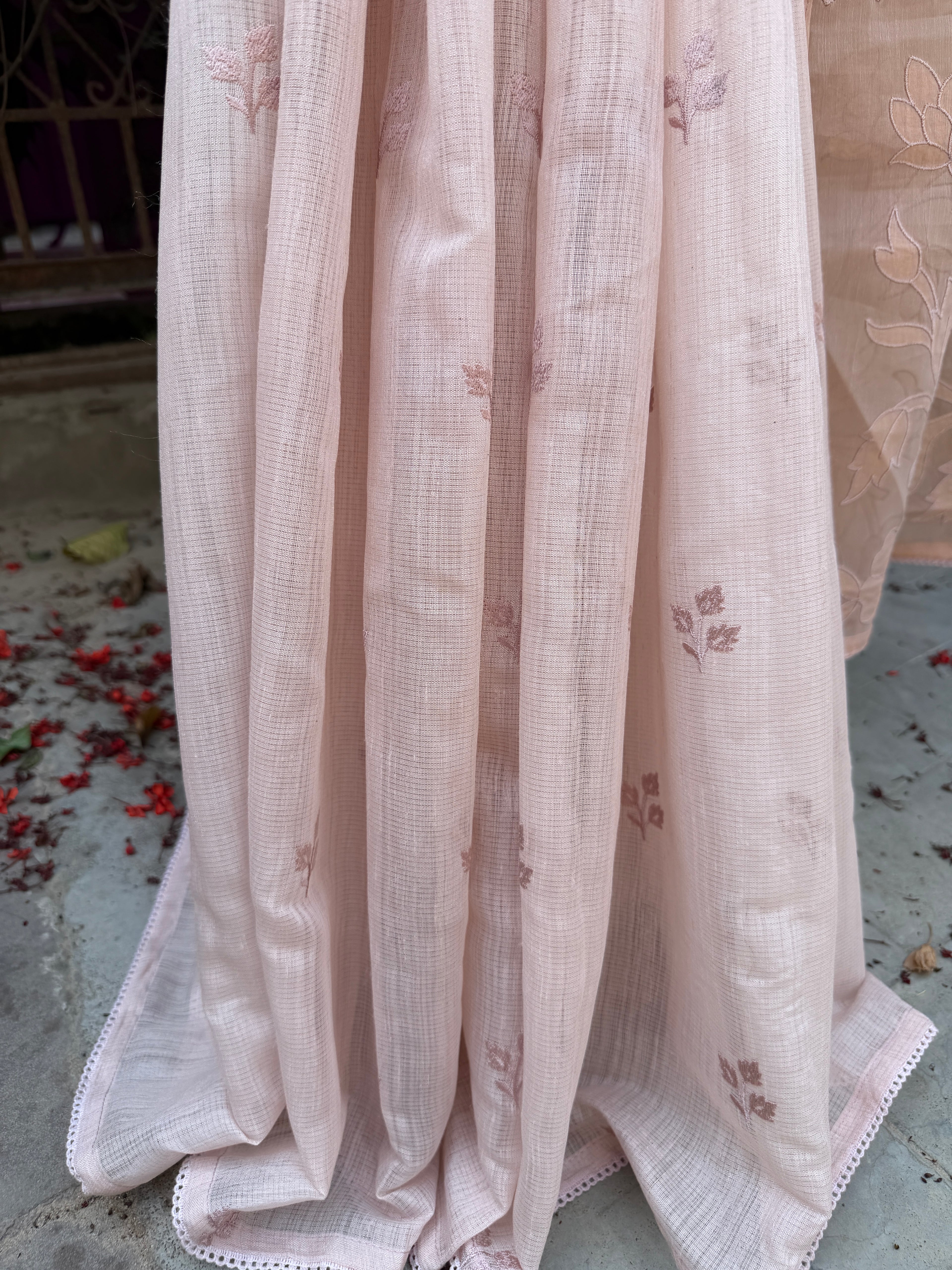 Linen Saree with Appliqué Pallu & Embroidered Body – Peach