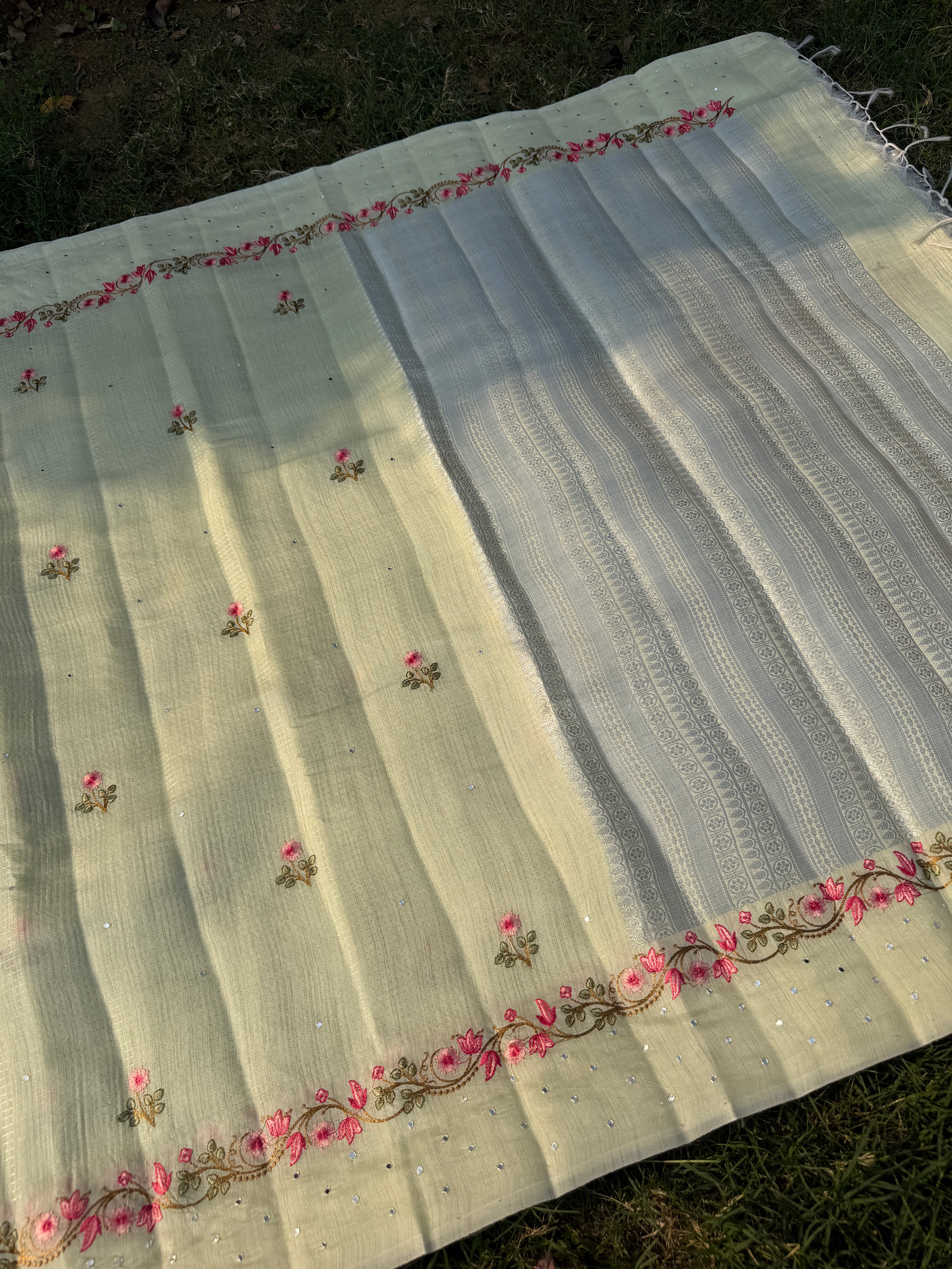 Linen Saree with Floral Embroidery – Mint Green