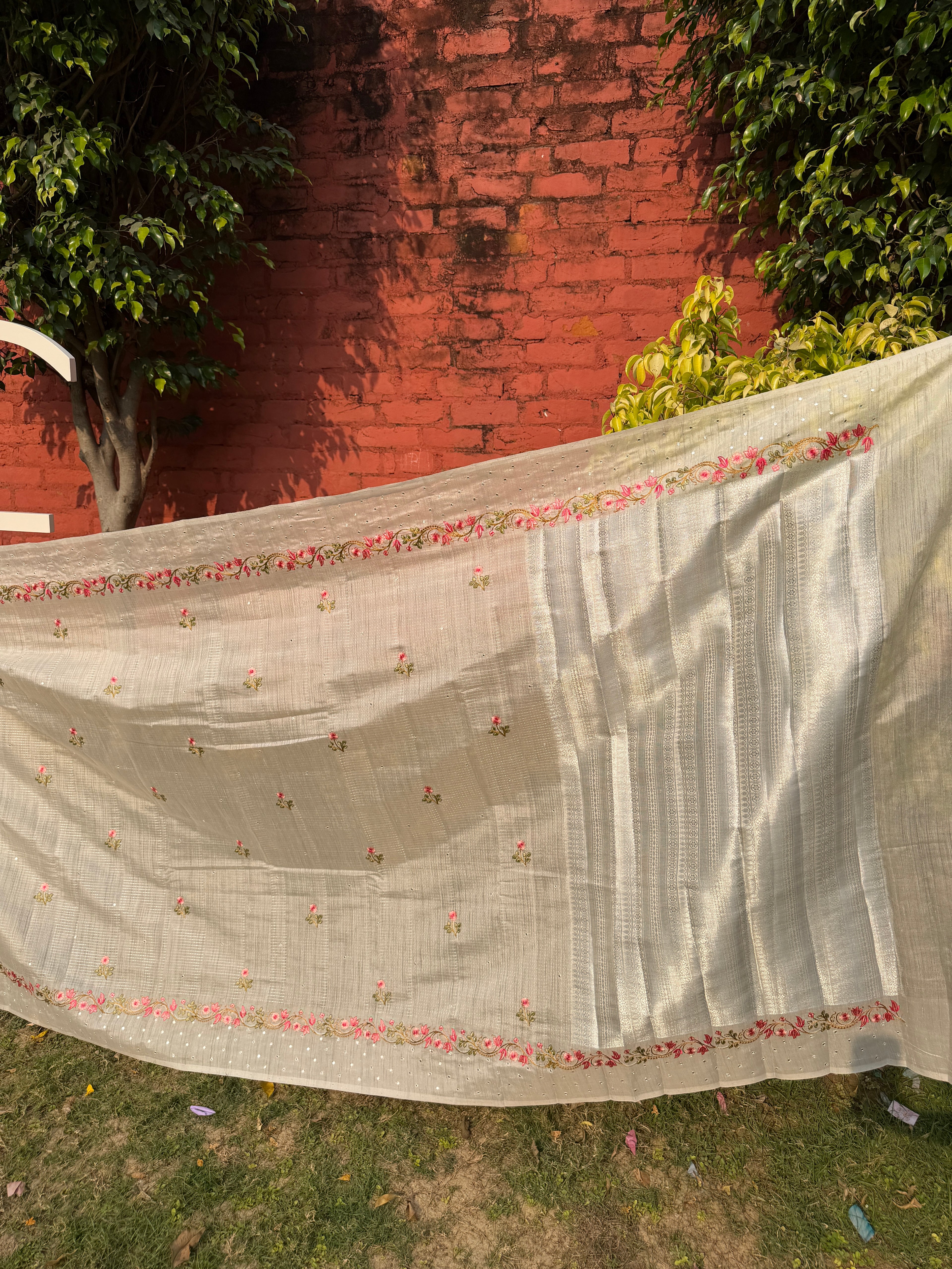 Linen Saree with Floral Embroidery – Off white