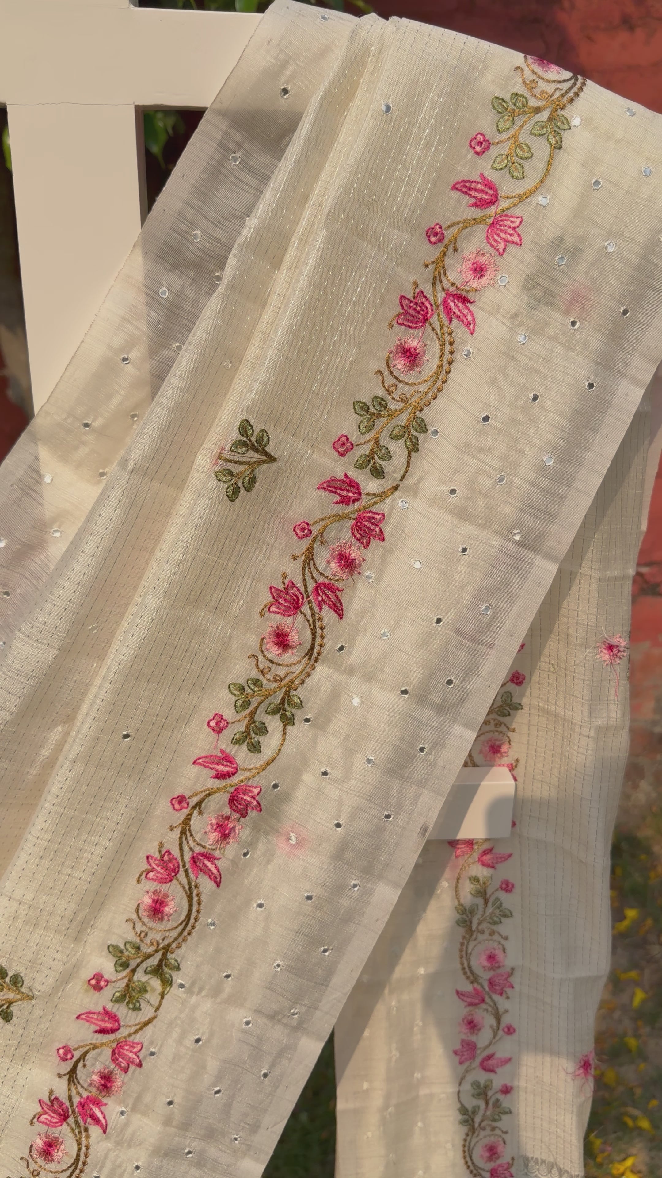 Linen Saree with Floral Embroidery – Off white