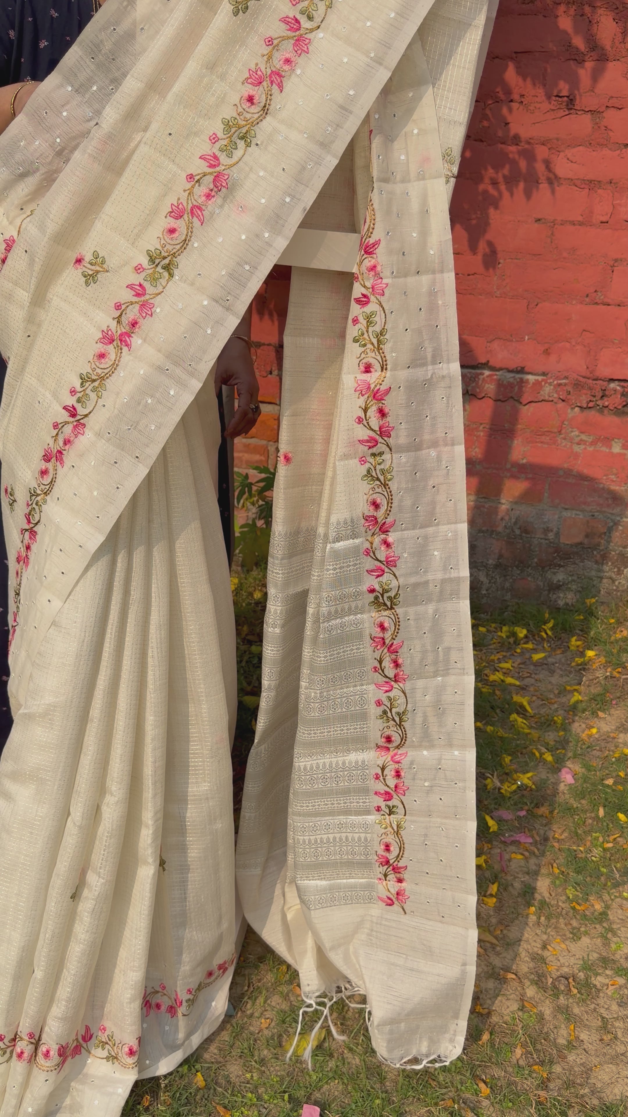 Linen Saree with Floral Embroidery – Off white